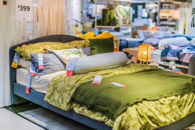 Singapur - Mar 4, 2020: Mobilya ve ev eşyaları tasarlayan ve satan çok uluslu bir grup olan Ikea mağazasının içi