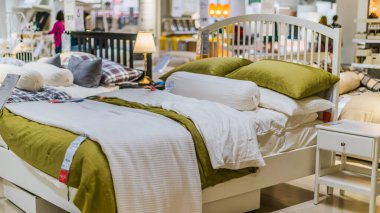 Singapur - Mar 4, 2020: Mobilya ve ev eşyaları tasarlayan ve satan çok uluslu bir grup olan Ikea mağazasının içi