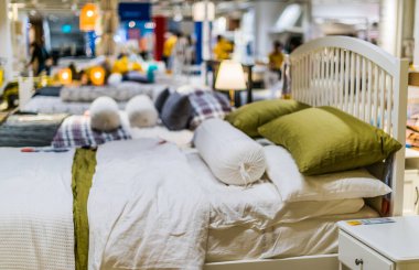 Singapur - Mar 4, 2020: Mobilya ve ev eşyaları tasarlayan ve satan çok uluslu bir grup olan Ikea mağazasının içi
