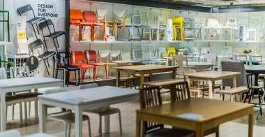 Singapur - Mar 4, 2020: Mobilya ve ev eşyaları tasarlayan ve satan çok uluslu bir grup olan Ikea mağazasının içi