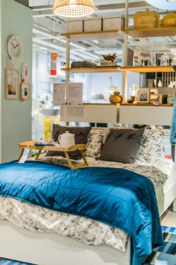 Singapur - Mar 4, 2020: Mobilya ve ev eşyaları tasarlayan ve satan çok uluslu bir grup olan Ikea mağazasının içi