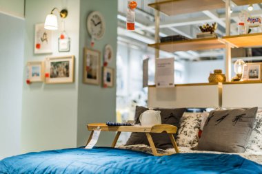 Singapur - Mar 4, 2020: Mobilya ve ev eşyaları tasarlayan ve satan çok uluslu bir grup olan Ikea mağazasının içi