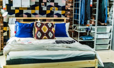 Singapur - Mar 4, 2020: Mobilya ve ev eşyaları tasarlayan ve satan çok uluslu bir grup olan Ikea mağazasının içi