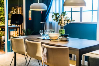 Singapur - Mar 4, 2020: Mobilya ve ev eşyaları tasarlayan ve satan çok uluslu bir grup olan Ikea mağazasının içi