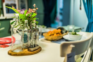 Singapur - Mar 4, 2020: Mobilya ve ev eşyaları tasarlayan ve satan çok uluslu bir grup olan Ikea mağazasının içi