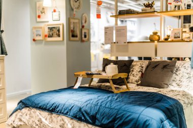 Singapur - Mar 4, 2020: Mobilya ve ev eşyaları tasarlayan ve satan çok uluslu bir grup olan Ikea mağazasının içi