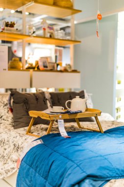 Singapur - Mar 4, 2020: Mobilya ve ev eşyaları tasarlayan ve satan çok uluslu bir grup olan Ikea mağazasının içi