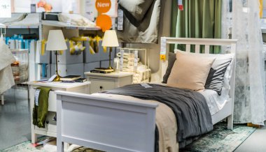 Singapur - Mar 4, 2020: Mobilya ve ev eşyaları tasarlayan ve satan çok uluslu bir grup olan Ikea mağazasının içi