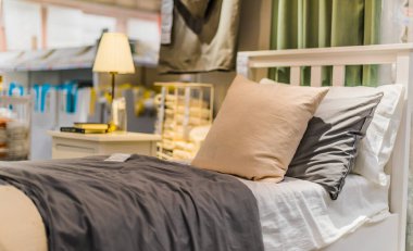 Singapur - Mar 4, 2020: Mobilya ve ev eşyaları tasarlayan ve satan çok uluslu bir grup olan Ikea mağazasının içi