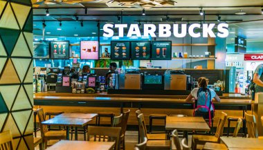 Singapur - 7 Mart 2020: Singapur 'daki Changi Havalimanı' ndaki Starbucks Kafe