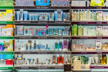 Singapur - 5 Mart 2020: Sephora mağazasındaki bir mağaza rafında kozmetik ve cilt ürünleri, Fransa 'nın çok uluslu kişisel bakım ve güzellik mağazaları zinciri