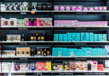 Singapur - 5 Mart 2020: Sephora mağazasındaki bir mağaza rafında kozmetik ve cilt ürünleri, Fransa 'nın çok uluslu kişisel bakım ve güzellik mağazaları zinciri