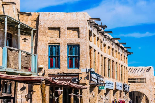 Doha, Katar - 27 Şubat 2020: Katar 'ın Doha kentinde popüler turizm merkezi Souq Waqif' in geleneksel mimarisi