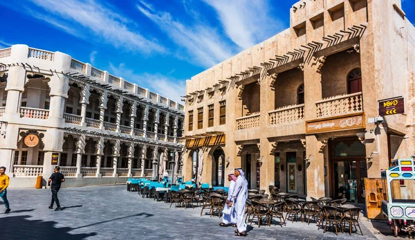 Doha, Katar - 27 Şubat 2020: Katar 'ın Doha kentinde popüler turizm merkezi Souq Waqif' in geleneksel mimarisi