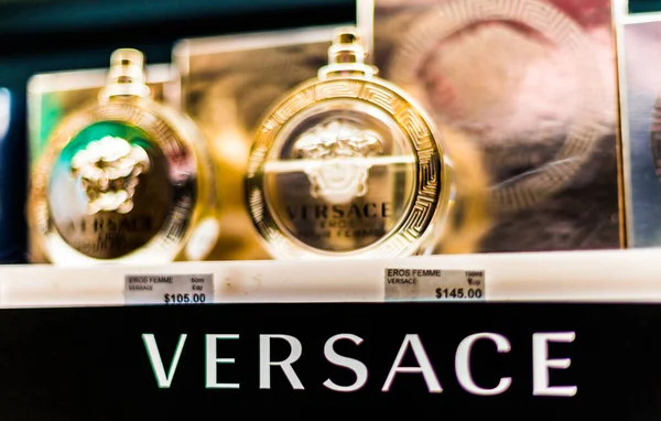 Singapur März 2020 Parfümflaschen Von Versace Ladenregal — Stockfoto
