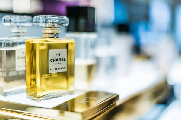 Singapur März 2020 Flaschen Chanel Parfüm Ladenregal — Stockfoto
