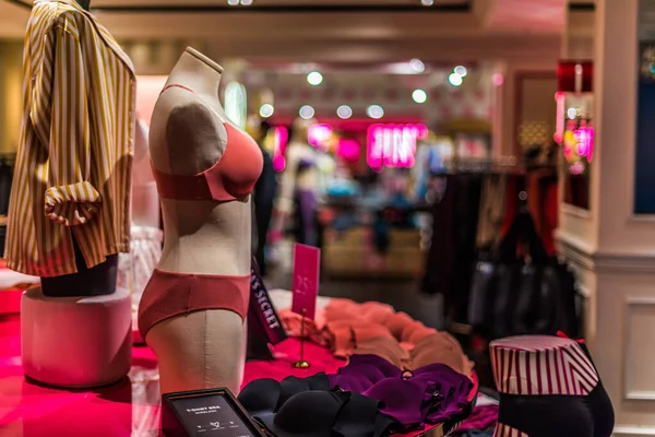 Singapur - 4 Mart 2020: Victoria 's Secret mağazasının içi, Amerikalı bir tasarımcı, üretici ve kadın iç çamaşırı, kadın giyim ve güzellik ürünleri pazarlamacısı.