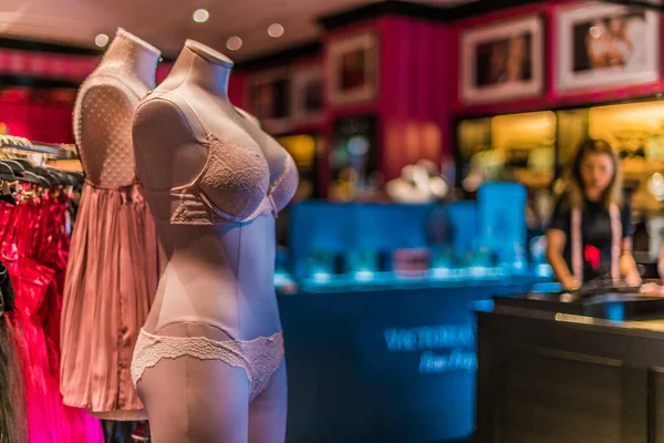 Singapur - 4 Mart 2020: Victoria 's Secret mağazasının içi, Amerikalı bir tasarımcı, üretici ve kadın iç çamaşırı, kadın giyim ve güzellik ürünleri pazarlamacısı.
