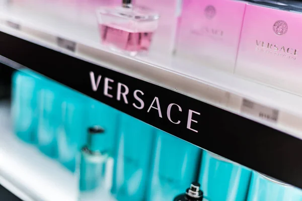 Singapur Mar 2020 Botellas Perfume Versace Estante Tienda — Foto de Stock