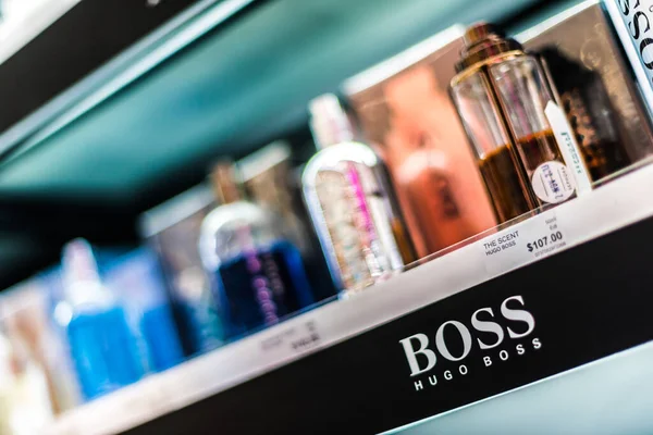 Singapore Mar 2020 Hugo Boss Parfümös Üvegei Egy Bolti Polcon — Stock Fotó