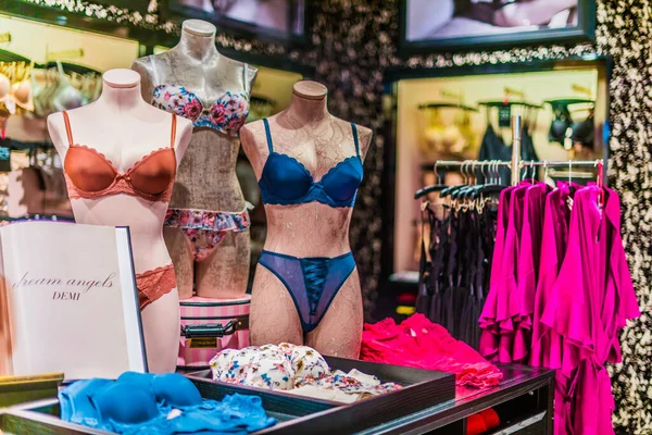 Singapur - 4 Mart 2020: Victoria 's Secret mağazasının içi, Amerikalı bir tasarımcı, üretici ve kadın iç çamaşırı, kadın giyim ve güzellik ürünleri pazarlamacısı.