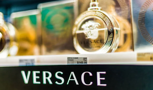 Singapur März 2020 Parfümflaschen Von Versace Ladenregal — Stockfoto