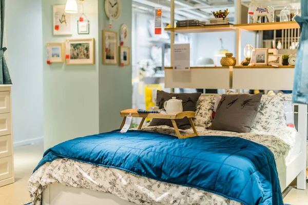 Singapur - Mar 4, 2020: Mobilya ve ev eşyaları tasarlayan ve satan çok uluslu bir grup olan Ikea mağazasının içi