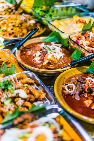 Platos Tradicionales Asiáticos Vendidos Patio Comidas Centro Comercial Singapur —  Fotos de Stock