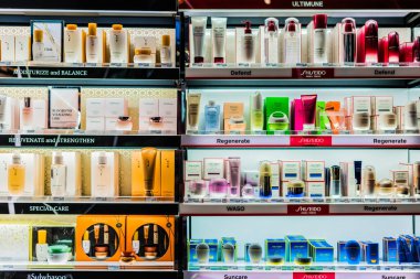 Singapur - 5 Mart 2020: Sephora mağazasındaki bir mağaza rafında kozmetik ve cilt ürünleri, Fransa 'nın çok uluslu kişisel bakım ve güzellik mağazaları zinciri