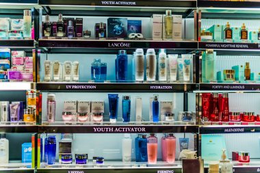 Singapur - 5 Mart 2020: Sephora mağazasındaki bir mağaza rafında kozmetik ve cilt ürünleri, Fransa 'nın çok uluslu kişisel bakım ve güzellik mağazaları zinciri