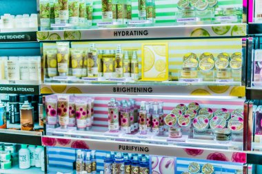 Singapur - 5 Mart 2020: Sephora mağazasındaki bir mağaza rafında kozmetik ve cilt ürünleri, Fransa 'nın çok uluslu kişisel bakım ve güzellik mağazaları zinciri
