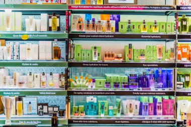 Singapur - 5 Mart 2020: Sephora mağazasındaki bir mağaza rafında kozmetik ve cilt ürünleri, Fransa 'nın çok uluslu kişisel bakım ve güzellik mağazaları zinciri