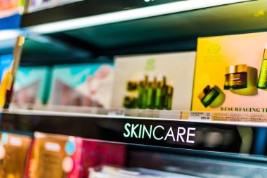 Singapur - 5 Mart 2020: Sephora mağazasındaki bir mağaza rafında kozmetik ve cilt ürünleri, Fransa 'nın çok uluslu kişisel bakım ve güzellik mağazaları zinciri