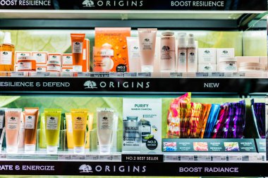 Singapur - 5 Mart 2020: Sephora mağazasındaki bir mağaza rafında kozmetik ve cilt ürünleri, Fransa 'nın çok uluslu kişisel bakım ve güzellik mağazaları zinciri