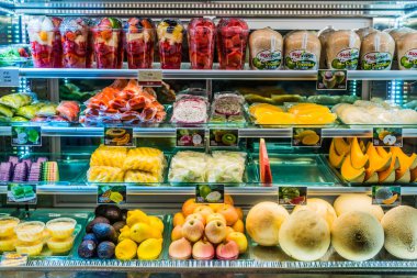 Singapur - 3 Mart 2020: Ticari buzdolabında taze meyve sergilenen paketler