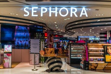 Singapur - 3 Mart 2020: Sephora mağazası, Fransa 'nın çok uluslu kişisel bakım ve güzellik mağazaları zinciri