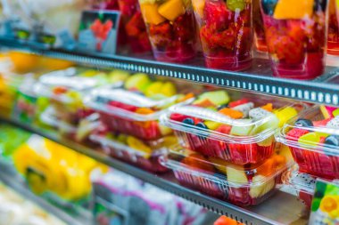 Ticari bir buzdolabında taze meyve sergilenen paketler