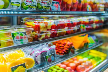 Singapur - 3 Mart 2020: Ticari buzdolabında taze meyve sergilenen paketler
