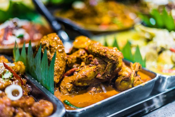 Platos Tradicionales Asiáticos Vendidos Patio Comidas Centro Comercial Singapur —  Fotos de Stock