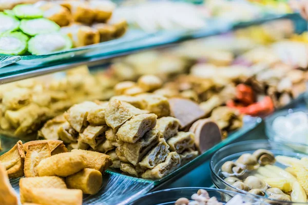 Geleneksel Asya yemekleri Singapur 'daki bir alışveriş merkezinde satılıyor.