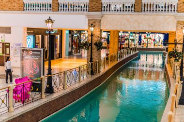 Doha, Katar - 26 Şubat 2020: Katar 'ın batısındaki Aspire Bölgesi' nde bulunan Villaggio Alışveriş Merkezi 'nin içi