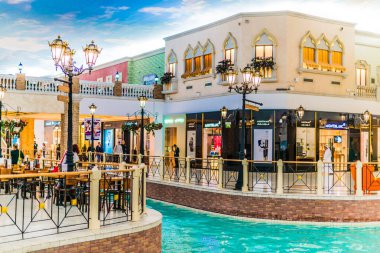 Doha, Katar - 26 Şubat 2020: Katar 'ın batısındaki Aspire Bölgesi' nde bulunan Villaggio Alışveriş Merkezi 'nin içi