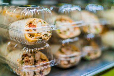 Önceden paketlenmiş sandviçler ticari bir buzdolabında sergileniyor.