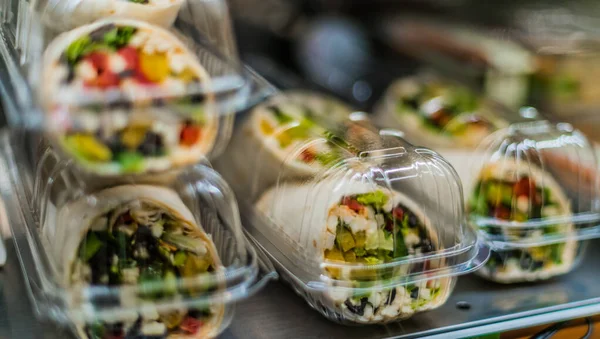 Önceden Paketlenmiş Sandviçler Ticari Bir Buzdolabında Sergileniyor — Stok fotoğraf