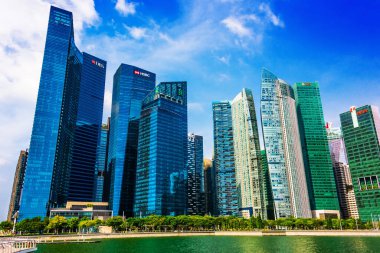 SINGAPORE - MAR 1, 2020: Singapur şehir merkezi iş mimarisi Marina Körfezi Rıhtım Güvertesi 'nden görüldü