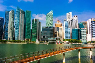 SINGAPORE - MAR 1, 2020: Singapur şehir merkezi iş mimarisi Marina Körfezi Rıhtım Güvertesi 'nden görüldü