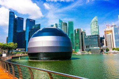 SINGAPORE - MAR 1, 2020: Singapur şehir merkezi iş mimarisi Marina Körfezi Rıhtım Güvertesi 'nden görüldü