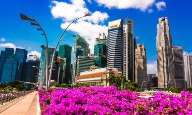 SINGAPORE - MAR 1, 2020: Singapur şehir merkezi iş mimarisi Kordon 'da görüldü