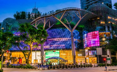 SINGAPORE - 4 MAR 2020: Singapur 'da gün batımından sonra ION Orchard alışveriş merkezi