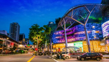 SINGAPORE - 4 MAR 2020: Singapur 'da gün batımından sonra ION Orchard alışveriş merkezi
